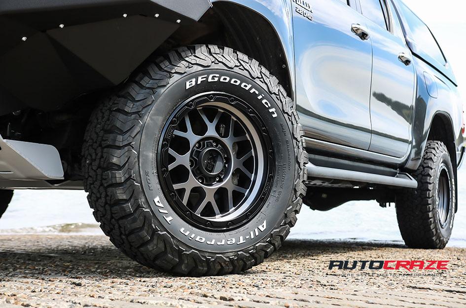 TOYOTA HILUX 4WD GRENADE OR XD MATTE GREY MATTE BLACK LIP